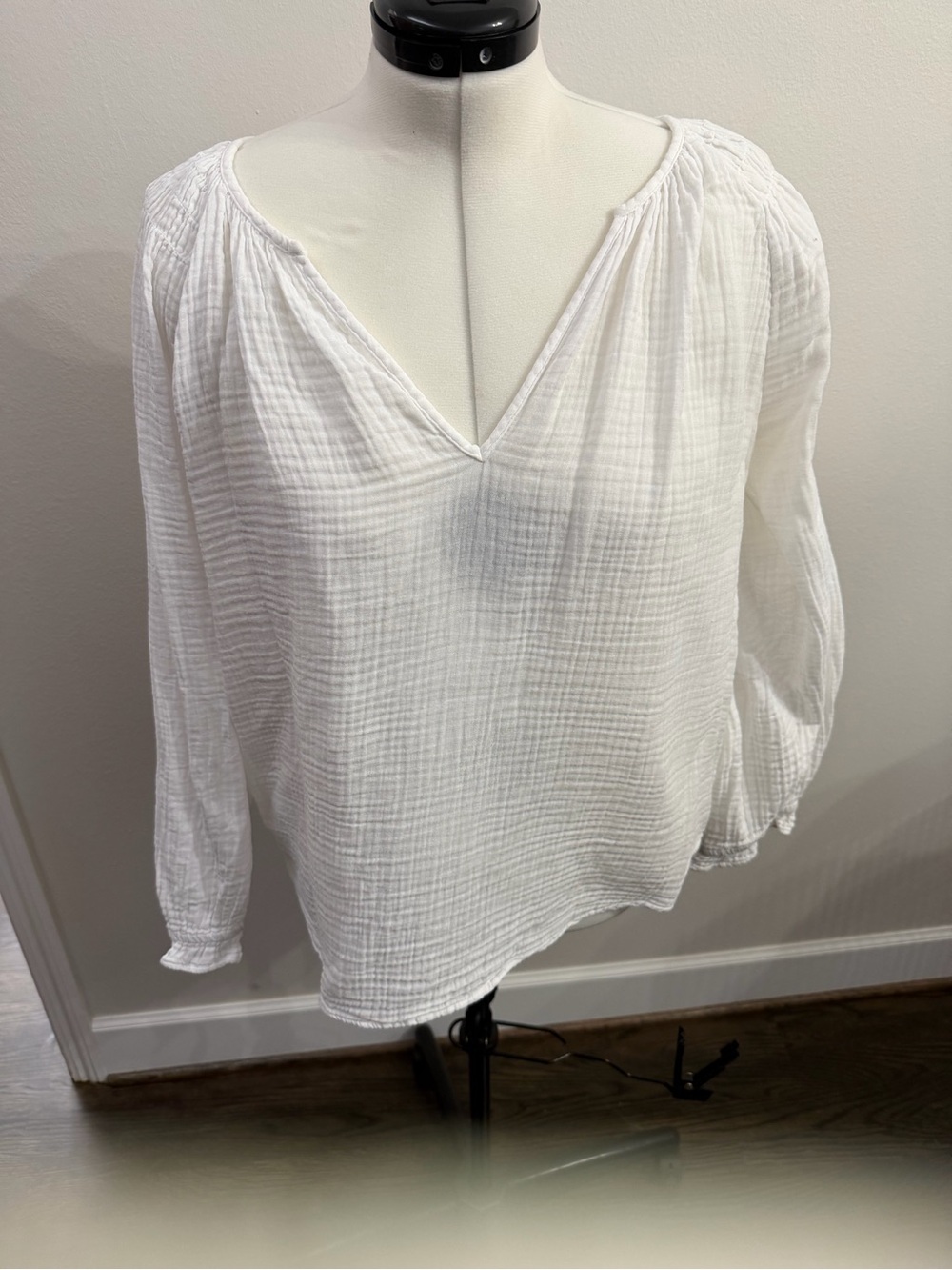 Velvet Designer Brand - White Gauze V-Neck Long Sleeve Women's Top (Size L)